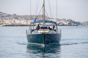 雅典Boat Aiolis in the Athenian Riviera!的船上有两人