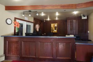 弗尼弗尼加拿大最佳价值酒店及套房的站在审判室酒吧的女人