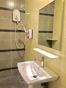 关丹香榭汽车旅馆的一间带水槽和淋浴的浴室