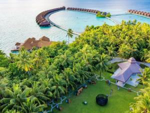Gaafu Dhaalu Atoll马尔代夫阿雅达度假村的享有度假村水上公园的空中景致