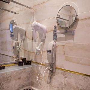 巴库Promenade Hotel Baku的一间带两个吹风机和镜子的浴室
