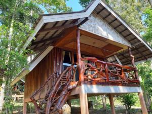 瑶亚岛活动度假村的中间有楼梯的树屋
