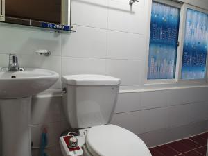 首尔Ok guesthouse的浴室配有白色卫生间和盥洗盆。
