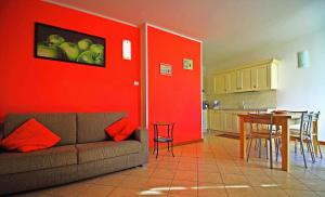 韦尔卡纳科琳娜公寓式酒店的带沙发和红色墙壁的客厅