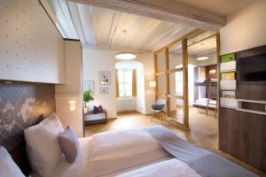 克罗纳赫JUFA Hotel Kronach – Festung Rosenberg的一间卧室,卧室内配有一张大床