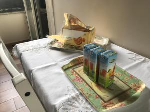 那不勒斯Bellorizzonte的一张桌子,上面放着一袋食物和盒子