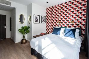 伊西莱穆利诺YAYS Paris Issy的一间卧室配有一张大床和红色床头板
