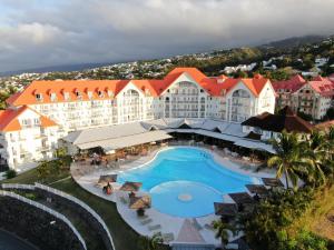 圣丹尼斯Hôtel Exsel Créolia的享有带游泳池的度假村的空中景致