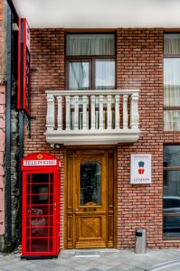 巴统Hotel London的红色电话亭和红色门楼