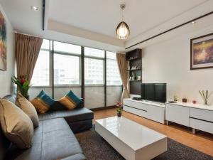 曼谷沙吞塞丽娜套房公寓的带沙发和电视的客厅