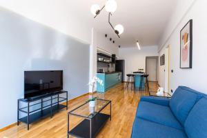 雅典Luxury Penthouse on Akadimias with 2 Bed & 2 Bath的客厅配有蓝色的沙发和电视