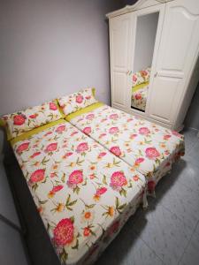 波多·纳奥斯Apartamento Candil的卧室内的一张带花卉棉被的床