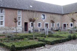 RichelleApartments Cour d'Aix的前面有花园的砖砌建筑