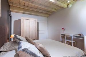 Saint-Jean-de-la-PorteGÎTE DU PORCHE的一间卧室配有带枕头的床