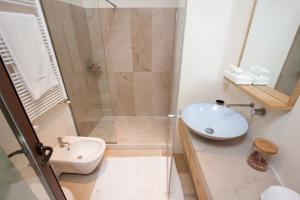 奥斯图尼松米塔城堡酒店的带淋浴、盥洗盆和卫生间的浴室