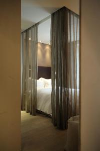 巴黎喜登酒店的卧室配有一张床和镜子,