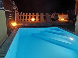 科赫姆阿妮塔菲林豪斯旅馆的夜晚的游泳池,灯光蓝色