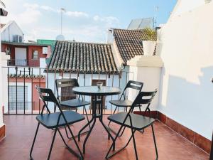 科尔多瓦Casa Ribera Lucano Centro Historico的阳台的天井配有桌椅