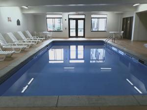 费尔伯恩温德姆集团温盖特酒店 - 费尔伯恩的大楼内带椅子的大型游泳池