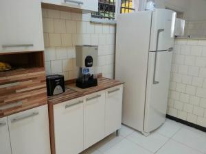 里约热内卢Arena Maracanã Hostel的厨房配有白色橱柜和白色冰箱。