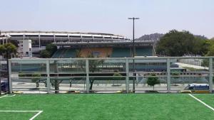 里约热内卢Arena Maracanã Hostel的体育场前有草地的建筑物