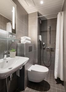 基尔科努米迈克会议酒店的浴室配有卫生间、盥洗盆和淋浴。