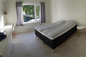 翁达尔斯内斯I hjerte av Åndalsnes sentrum的一间卧室设有一张大床和一个窗户。