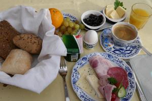 库罗阿尔滕堡Haus Talruhe的餐桌,盘子上放着食物和咖啡