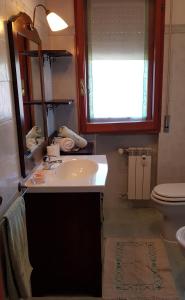 利维松多里Charme & Relax a Rivisondoli的一间带水槽和卫生间的浴室