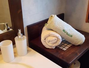 利维松多里Charme & Relax a Rivisondoli的浴室木凳上的毛巾