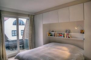 克诺克－海斯特祖特祖特酒店的一间卧室设有一张床和一个大窗户