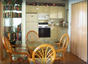 普林斯维尔海滨D-4单元度假屋的厨房或小厨房