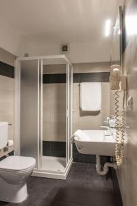圣雷莫王子酒店的带淋浴、卫生间和盥洗盆的浴室