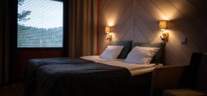 鲁卡Hotel Rukatonttu的一间卧室配有带两个枕头的床和窗户