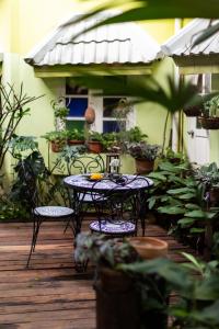 清迈20小屋客栈- SHA Extra Plus的植物甲板上的一张桌子和两把椅子