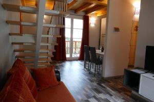 马尔切西内Appartamenti Tasel with heated Pool的一间带楼梯的客厅和一间用餐室