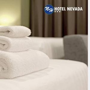 卡利内华达酒店的床上的一大堆毛巾