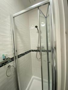 米尔顿凯恩斯Abbey Guest House的浴室里设有玻璃门淋浴