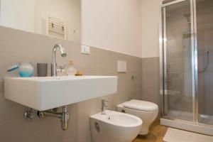 塞斯托-菲奥伦蒂诺B&B Querceto的一间带水槽、卫生间和淋浴的浴室