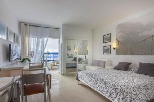 帕莱索海滩Adeje300, Playa Paraíso的一间卧室设有一张床和一间客厅。