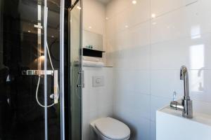 马赛寒冷西北风酒店的带淋浴、卫生间和盥洗盆的浴室