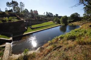 Torre de Don MiguelEl Balcon de Justina - Sierra de Gata的从山丘上欣赏河流美景