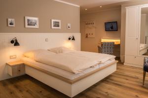 纽哈灵吉塞尔Mingers Hotel的卧室配有一张白色大床