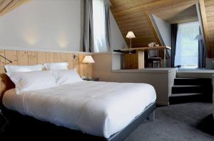 阿罗安勒特尔酒店的卧室设有一张白色大床和楼梯。