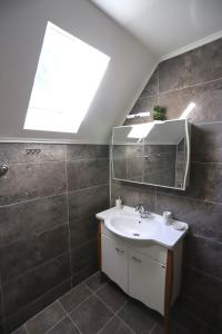 BrdoP-ZLATAR, apartman 3的一间带水槽和镜子的浴室