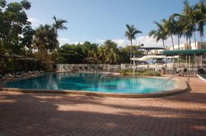 劳德代尔堡河畔酒店的棕榈树度假村内的大型游泳池