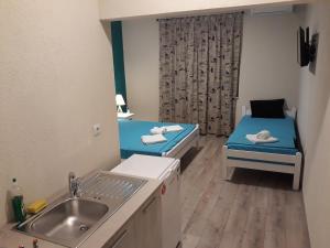 盖夫盖利亚Vila & Apartments MATEA的浴室设有两张床和水槽