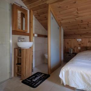 Chalet Les Cols - Chambres avec terrasse & jardin - proche de la nouvelle gare客房内的一张或多张床位