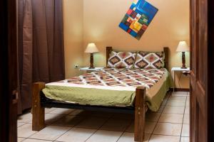 Bajos del ToroLas Calas Lodge的卧室配有一张床,卧室配有两盏灯