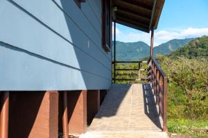 Bajos del ToroLas Calas Lodge的楼梯通往一座以山为背景的建筑